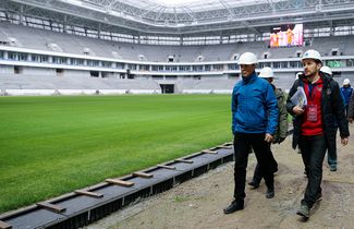 Директор департамента ФИФА по проведению соревнований и мероприятий Колин Смит инспектирует калининградский стадион, 4 октября 2017 года