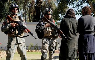 Полиция Афганистана, охраняющая пленных из «Талибана»