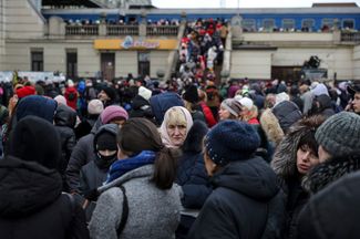 Украинцы, бегущие от войны, на вокзале Львова, Западная Украина. 6 марта 2022 года