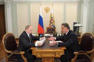 Президент России Владимир Путин и министр спорта РФ Виталий Мутко в резиденции Ново-Огарево, 16 июня 2014 года