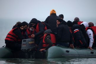 Группа мигрантов отплывает от берегов Вимре на севере Франции в попытке пересечь Ла-Манш. 24 ноября 2021 года
