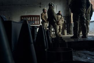 Украинские военнослужащие готовятся к стрельбе из гаубицы Oto Melara Mod 56