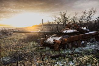 Разбитый российский танк Т-72Б3 в Богородичном