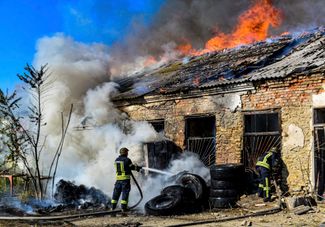 Украинские пожарные тушат загоревшийся склад в Херсоне