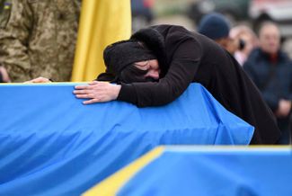 Мать украинского солдата у его гроба. Похороны на Лычаковском кладбище во Львове