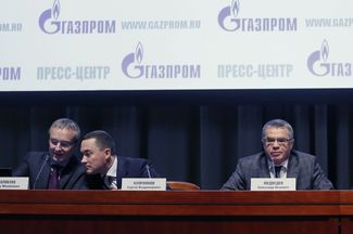 Игорь Волобуев, официальный представитель «Газпрома» Сергей Куприянов, зампред правления «Газпрома» Александр Медведев во время пресс-конференции в июле 2014 года