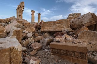 Колоннада взорванной Триумфальной арки в исторической части Пальмиры. 27 марта 2016 года