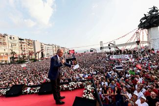 Лидер Республиканской народной партии Турции Мухаррем Индже на оппозиционном митинге в Измире, 21 июня 2018 года