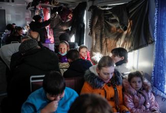 Люди в эвакуационном поезде из Киева во Львов