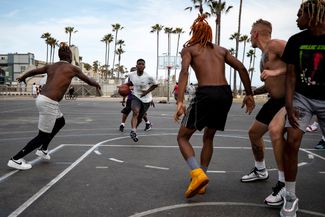 Баскетболисты на пляже Венис-Бич. Лос-Анджелес, Калифорния, 15 июня 2021 года