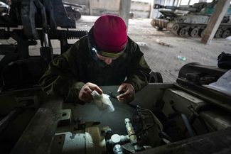 Боец 92-го полка ВСУ ремонтирует самоходную гаубицу