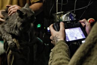 Оператор дрона в укрытии