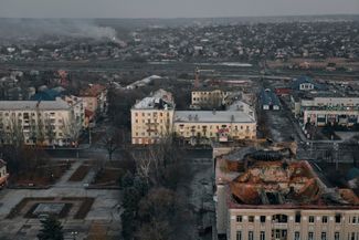 «Еще один город Донбасса, который российская армия превратила в выжженные руины», — <a href="https://meduza.io/feature/2022/12/09/zelenskiy-zayavil-chto-rossiyskaya-armiya-prevratila-bahmut-v-vyzhzhennye-ruiny-vot-kak-vyglyadit-gorod" rel="noopener noreferrer" target="_blank">сказал</a> о Бахмуте украинский президент Владимир Зеленский в обращении по итогам 289-го дня войны