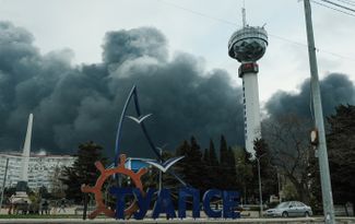 In southern Russia there is another environmental disaster, this time due to war. The oil rain covered the entire Tuapse region with soot. It’s hard to breathe in the city. That’s what’s happening there