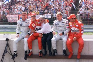 Гонщики «Макларена» и «Феррари» — двух ведущих команд «Формулы-1» на тот момент — с Берни Экклстоуном. Слева направо: Дэвид Култхард, Михаэль Шумахер, Экклстоун, Мика Хаккинен, Рубенс Баррикелло. Будапешт, 12 августа 2000 года