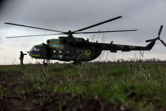 Украинский вертолет Ми-8 готовится к боевому вылету на одном из аэродромов на востоке страны
