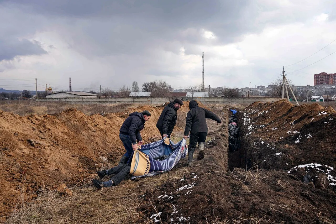 Нам повезло — в наш дом попало всего два минометных снаряда» Мариуполь —  один из самых пострадавших городов Украины. Вот одна история о том, как  люди пытаются из него выбраться — Meduza