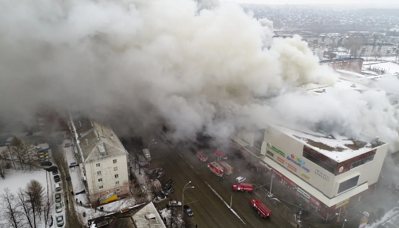 Пожар в торговом центре «Зимняя вишня» в Кемерово. Погибли 37 человек,  среди них много детей; почти 70 пропали без вести — Meduza