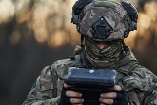 Украинский военный корректирует дрон