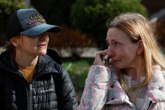 Матери Анастасия и Ирина ждут, когда их дети, возвращенные из России, пересекут украинскую границу в Киевской области