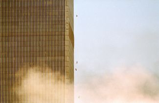 Люди выпрыгивают из горящего здания Всемирного торгового центра. В результате терактов здесь погибли более 2600 человек.