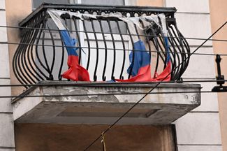 Сгоревший российский триколор на балконе
