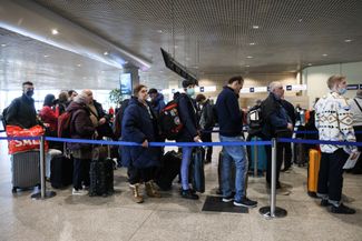Пассажиры у стоек регистрации в аэропорту Домодедово. Москва, 15 марта 2022 года