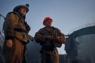 Украинские пожарные тушат пожар в порту Николаева после попадания ракеты, выпущенной российскими войсками, в резервуар с растительным маслом