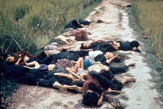 Тела жителей, убитых американскими военными в Милае. 16 марта 1968 года