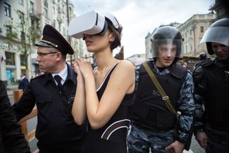 Акция «Между здесь и там». Катрин Ненашева ходила по улицам Москвы в очках виртуальной реальности. Внутри очков транслировалось видео из психоневрологических интернатов. Июнь 2017 года