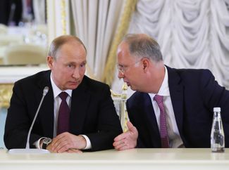 Владимир Путин и Кирилл Дмитриев. Президент России лично следит за тем, как „Спутник“ пытается покорить мир
