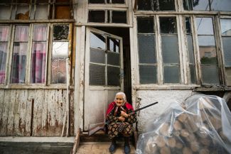 Пожилая женщина с ружьем во время обстрела Нагорного Карабаха. 4 октября 2020 года