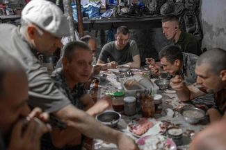 Обед украинских солдат в подземном укрытии недалеко от одного из фронтов