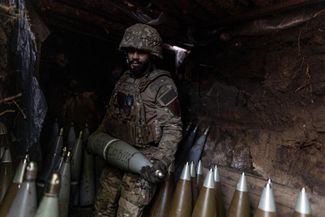 Боец ВСУ готовит боеприпасы на линии фронта под Лиманом