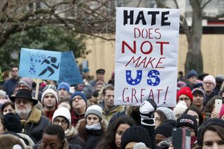 Женева. Надпись на плакате: «Ненависть не делает нас великими»