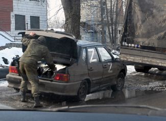 Гражданский автомобиль с литерами Z на одной из улиц Донецка