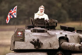 «Железная леди» Маргарет Тэтчер на месте командира танка «Челленджер» во время совместных учений в ФРГ в 1986 году. Вместе с канцлером Гельмутом Колем, который «управлял» танком «Леопард», Тэтчер поучаствовала в танковых стрельбах. И премьер, и канцлер попали в цель