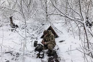 Украинский военнослужащий на боевой позиции в Харьковской области