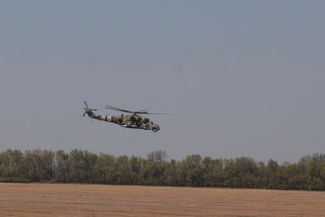 Вертолет Ми-24 ВСУ пролетает над территорией востока Украины