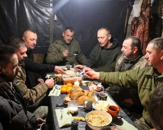 Украинские военные во время праздничного рождественского ужина. Где именно они находятся, неизвестно: ВСУ при публикации таких фото не раскрывает местонахождение солдат