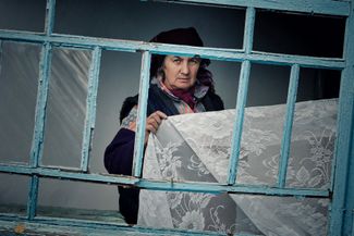 Женщина в своем доме, поврежденном во время российской атаки на Хмельницкую область. 26 октября 2023 года