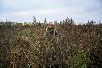 Украинский сапер в заминированном поле. Представители украинской армии <a href="https://informburo.kz/novosti/chto-proishodit-v-ukraine-glavnoe-za-den-13-sentyabrya" rel="noopener noreferrer" target="_blank">заявили</a>, что значительная часть освобожденной территории по всей стране (более 70 тысяч квадратных километров в 10 областях) заминирована боеприпасами и взрывчатыми веществами