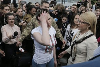 Надежда Савченко и Юлия Тимошенко в Киеве, 25 мая 2016 года