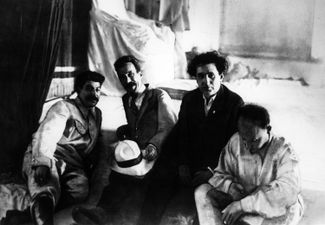 Иосиф Сталин, Алексей Рыков, Григорий Зиновьев и Николай Бухарин, 1927 год. В 1930-х Рыков, Зиновьев и Бухарин будут расстреляны