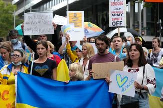 Десятки протестующих вышли на улицы Сиднея, чтобы выразить свою поддержку украинцам. По данным <a href="https://www.dailymail.co.uk/news/article-10546255/Ukraine-invasion-Australians-stage-anti-Russia-protest-Sydney.html" rel="noopener noreferrer" target="_blank">Daily Mail</a>, люди были в ярости и призывали «наложить на Россию адские санкции»
