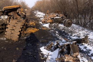 Сгоревшая военная техника возле города Рубежное в Донбассе.