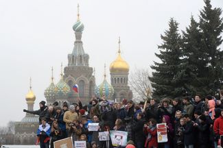 Участники акции протеста в Петербурге. По подсчетам «Фонтанки», на улицы в городе вышли около десяти тысяч человек