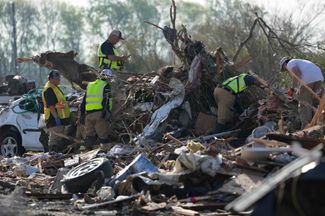 Спасатели ищут тела погибших в разрушенном трейлерном парке в Роллинг-Форке