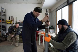 Украинские военные собирают самодельные реактивные снаряды на передовой в Донецкой области