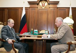 Президент России Владимир Путин встречается с Александром Бастрыкиным, в тот момент — заместителем председателя Следственного комитета при прокуроре РФ. Москва, август 2007 года